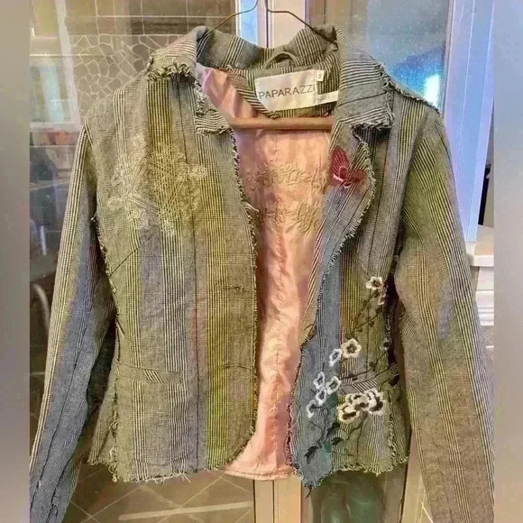 Paparazzi jacket in size Medium. Lots of beautiful details. Lined with pink. - Picture 1 of 6